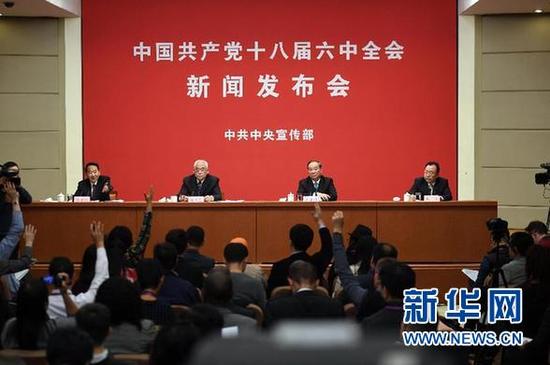 10月28日,记者在新闻发布会现场举手提问。当日,中央宣传部举行党的十八届六中全会新闻发布会。会议邀请中央纪委、中央组织部、中央宣传部的负责同志,介绍全会情况,解读《关于新形势下党内政治生活的若干准则》和《中国共产党党内监督条例》,并回答中外记者的提问。新华社记者 陈晔华 摄