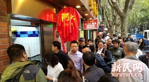 阔别食客一个月的阿大葱油饼在永嘉路上重新飘香,闻讯而来的食客排起长队。陈梦泽 摄