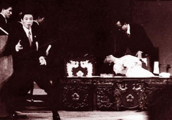 1974年，朝鲜再派特工刺杀朴正熙（朴槿惠的父亲），结果误杀了朴正熙夫人。图为朴正熙夫人陆英修遇刺瞬间。朴正熙本人在1979年被枪杀。