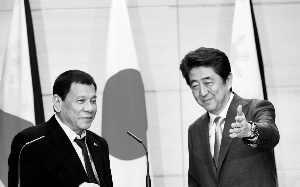 日本首相安倍晋三（右）２６日与来访的菲律宾总统杜特尔特举行会谈