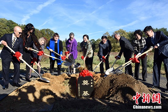 江泽慧(右五)、崔天凯(右三)、诺维利(左四)等人出席开工典礼并为其奠基。 中新社记者 张蔚然 摄