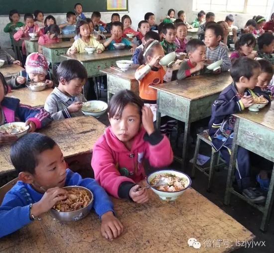 盐源县农村学校学生食堂(摄于2015年)