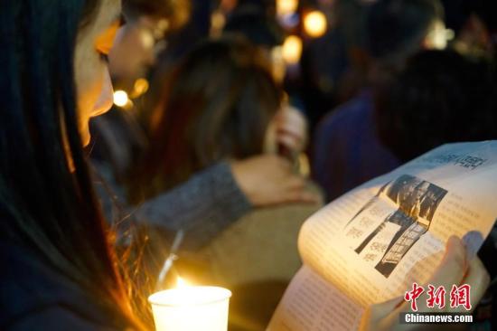 10月29日晚，近两万名韩国民众及民间团体人士在首尔市中心举行烛光集会，谴责“亲信干政事件”给韩国社会带来的不良影响，要求总统朴槿惠对此事负责。中新社记者 吴旭 摄