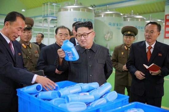 2016年10月29日讯（具体拍摄时间不详），朝鲜最高领导人金正恩视察新建的龙月山肥皂厂，现场指导工作笑容满面。来源：视觉中国