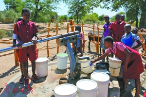 津巴布韦面临自1992年以来最严重的干旱，对很多居民来说，找水已经成为每天最重要的事。