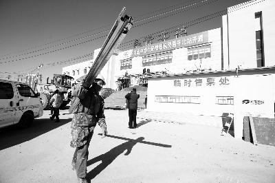 ▲昌平北站改建完工,工人在做最后的收尾工作 ,摄/记者 刘畅