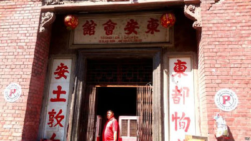 加尔各答老中国城，李老伯打开东安会馆的大门。（美国之音电台网站）