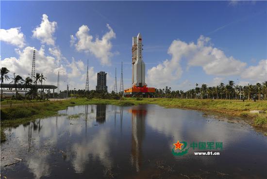 长征五号运载火箭在海南文昌发射场垂直转运。