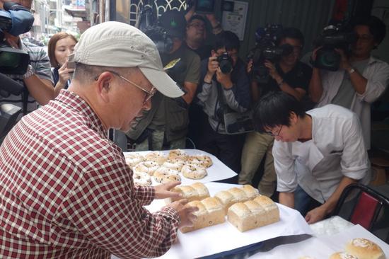 拍摄陈水扁视频的面包师获民众声援，今天下午面包出炉后，不到20分钟，就被特别来声援的民众全数买完了。（图片来源：台湾《联合报》）