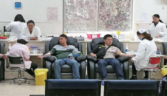 前来献血的人们(南明公安分局提供)