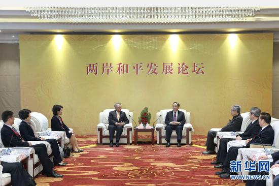 11月2日,中共中间政治局常委、天下政协主席俞正声在北京会见两岸平易发展论坛片面代表和主理单元卖力人。 新华网记者庞兴雷摄