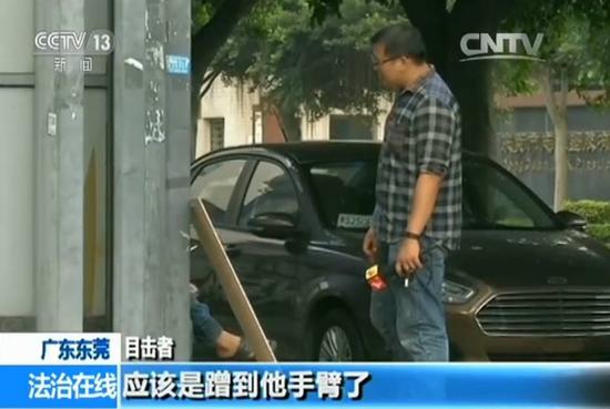 目击者:运钞车当时经过刮了他一下,应该是蹭到他手臂了,小伙子就过去准备拦车,但还没走到车头,车就直接开走了。