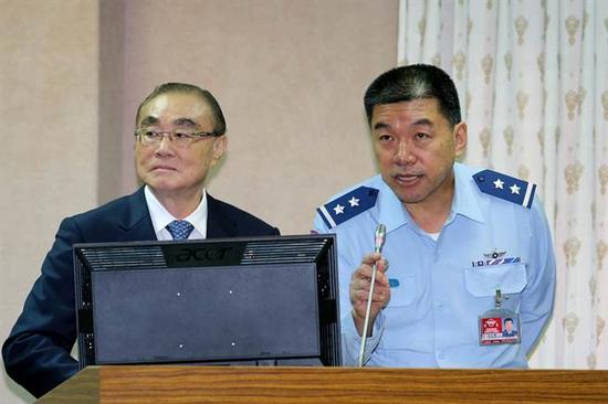 台“立委”蔡适应拿出共军歼31、歼20战机图片考台湾防务部门负责人冯世宽。（图片来源：台湾《中时电子报》）