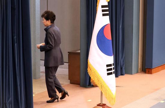 10月25日，在韩国首尔，韩国总统朴槿惠发表《致国民书》后离开新闻发布会现场。（新华/路透）