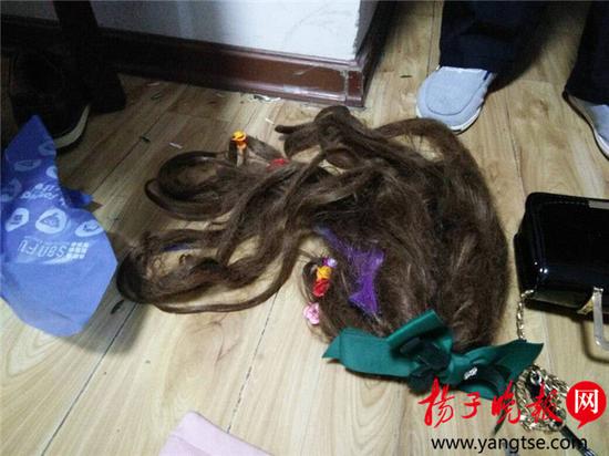 假发 （警方供图）