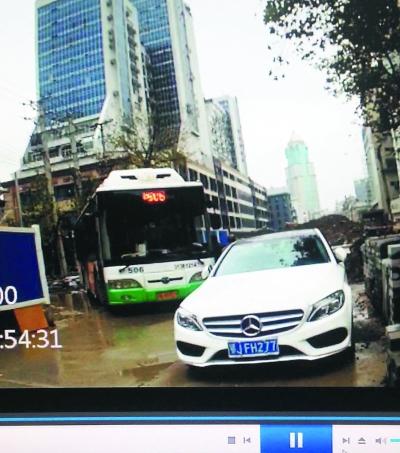 奔驰车堵路现场 视频截图