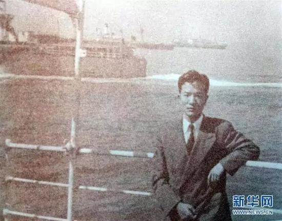 1950年，从美国乘坐“克利夫兰总统号”邮轮返回中国时在船上留影。图片来源：新华网