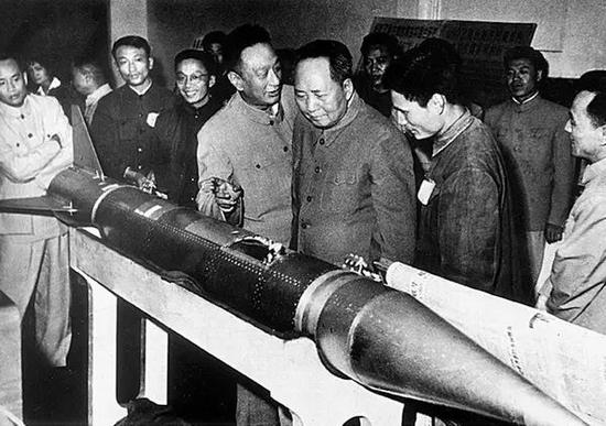 1960年5月，毛泽东在上海参观中国研究制造的第一枚探空火箭。图片来源：东方网