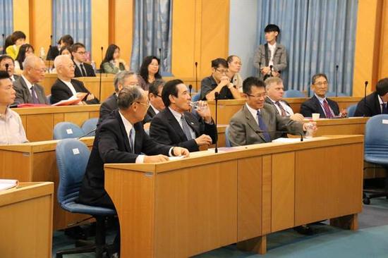 马英九参加东吴大学的南海仲裁案研讨会，邀与会学者饮用太平岛水。（图片来源：台湾《中时电子报》）