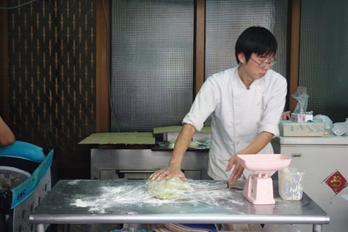 面包师傅黄士福制作面包。台湾联合报系资料照