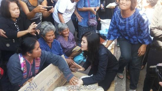 英拉在查看米市