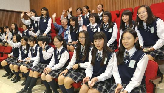 国民党“立委”占据主席台，到“立院”参访的云林正心高中学生好奇观看议场环境与“立委”。（图片来源：台湾《联合报》）