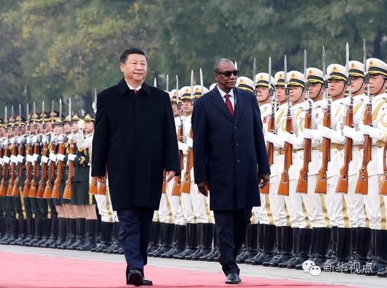 2016年11月2日，国家主席习近平在北京人民大会堂同几内亚总统孔戴举行会谈。这是会谈前，习近平在人民大会堂东门外广场为孔戴举行欢迎仪式。新华社记者丁林 摄