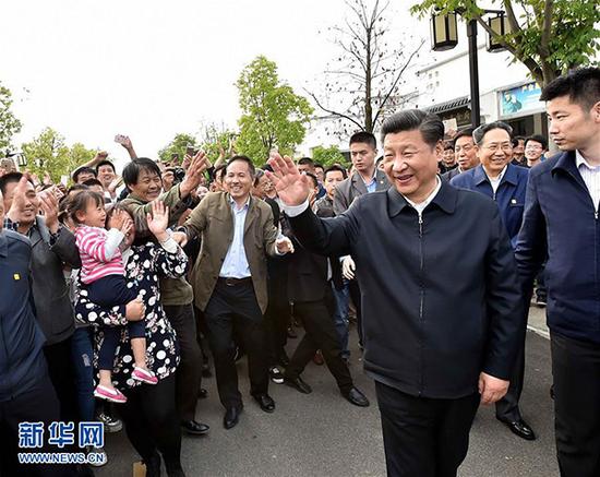 2016年4月24日至27日，习近平在安徽调研。这是4月25日下午，习近平在滁州市凤阳县小岗村向村民们问好。 新华社记者 李涛 摄