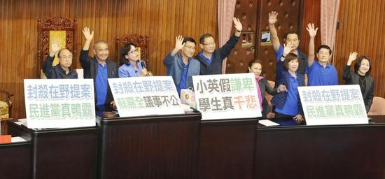 国民党“立委”占据主席台，面对来“立法院”参访的云林正心高中学生，除挥手致意，也不忘解释抗争的原因与民主程序问题。（图片来源：台湾《联合报》）