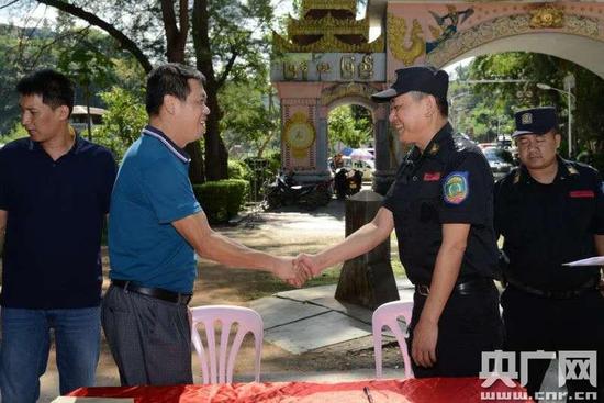 缅甸第四特区小勐拉警方在中缅打洛口岸将涉案人员移交我公安机关（央广网发 李腾飞 摄）