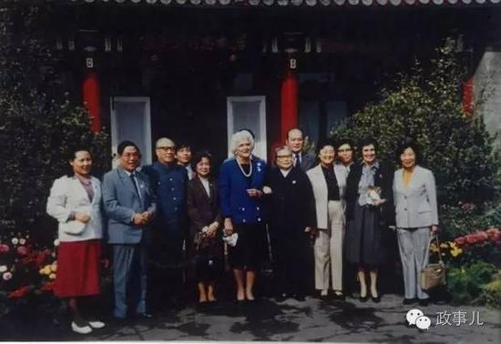 1985年，康克清等在宋庆龄故居会见美国原副总统布什夫人。