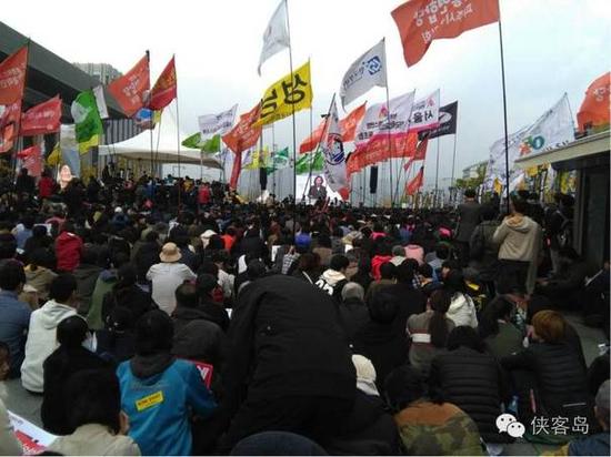 11月5日下午光华门广场示威现场，远方屏幕上是第一大在野党共同民主党党首秋美爱在致辞