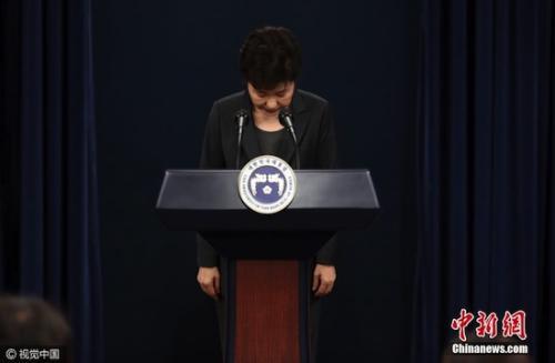 朴槿惠鞠躬致歉。