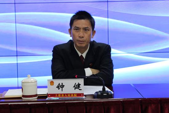 上思法院党组书记,院长钟健要求全院各部门要团结一致,奋力拼搏,查漏