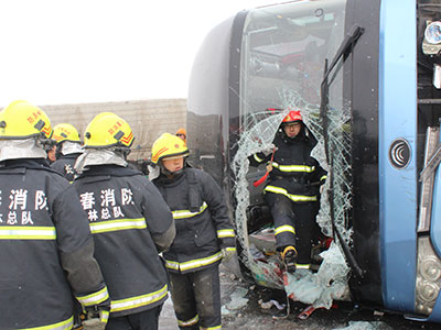 长春一载53人旅游大巴发生侧翻