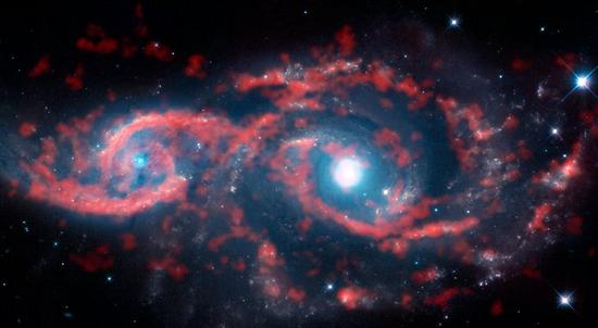 宇宙深处仿佛有一双“回望”着人类的眼睛。图片来源:ALMA (ESO/NAOJ/NRAO)/M. Kaufman