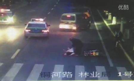 视频显示，第一辆肇事摩托车驾驶员曾试图扶起张女士，但由于她抽搐严重，他放弃救人逃逸。