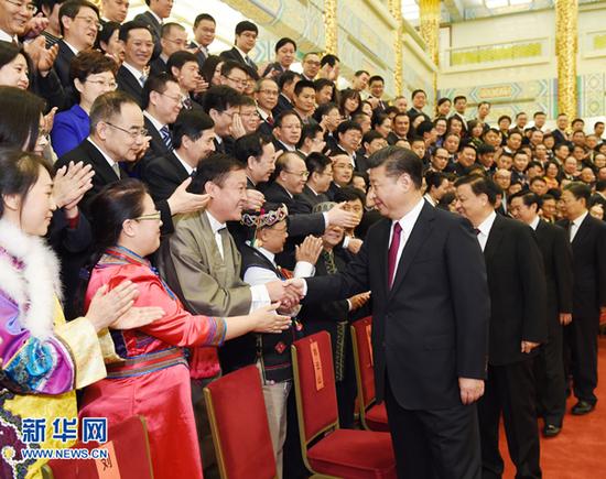 2016年11月7日,党和国家领导人习近平、刘云山等在北京人民大会堂会见中华全国新闻工作者协会第九届理事会全体代表和中国新闻奖、长江韬奋奖获奖者代表。新华社记者李学仁摄