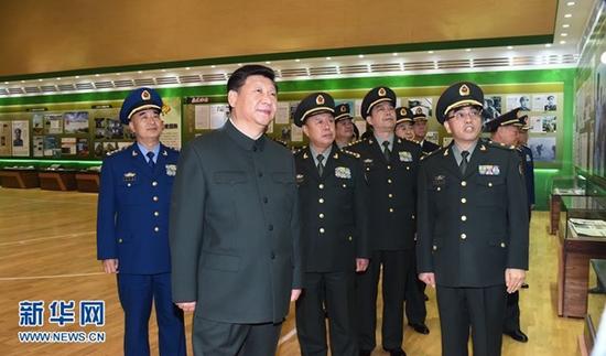 2015年12月25日,中共中央总书记、国家主席、中央军委主席习近平视察解放军报社,代表党中央和中央军委,对解放军报创刊60周年表示热烈的祝贺,向报社全体工作人员和离退休老同志,向全军新闻工作者致以诚挚的问候。这是习近平参观解放军报创刊60周年主题展。新华社记者 李刚 摄