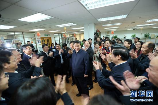 2016年2月19日,中共中央总书记、国家主席、中央军委主席习近平在北京主持召开党的新闻舆论工作座谈会,并到中央新闻单位调研。这是习近平在人民日报社总编室同编辑们亲切交流。新华社记者 兰红光 摄