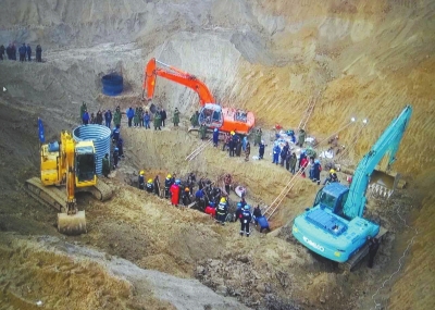 挖掘机紧张作业，搜救人员在井口持续救援。
