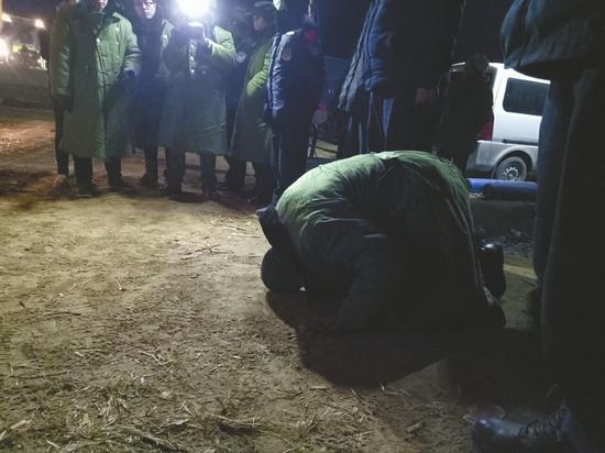 11月11日凌晨，坠井男童的爷爷跪地向救援人员表示感谢