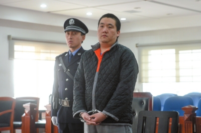 被告人被带入法庭。京华时报记者 赵思衡 摄
