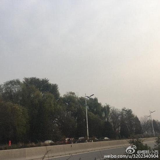 11日9时许,北京清河天空能见度不佳。
