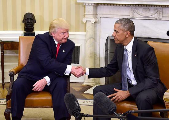 特朗普与奥巴马握手。