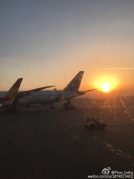 今晨，北京机场附近太阳升起，能见度较好。图片来源：微博网友