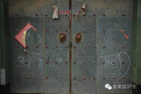 11月11日，坠井男童聪聪家的大门上挂着锁，门板上还有粉笔画的卡通图案。    新京报记者 彭子洋