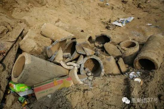 原来救援的作业区已经被土回填，旁边放着破碎的井管。 新京报记者 彭子洋