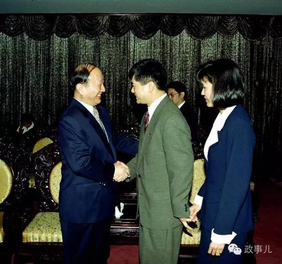 2001年时任上海市市长徐匡迪在市政府会见时任美国华盛顿州州长骆家辉夫妇