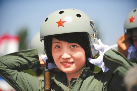 空军歼-10女飞行员余旭。(资料照片)新华社发